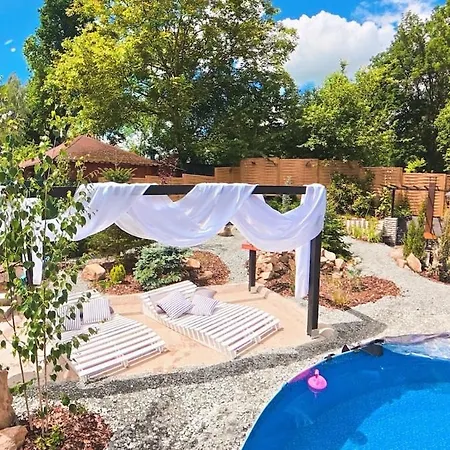 Dom wakacyjny Secret Garden Retreat - Pool & Hot Tub