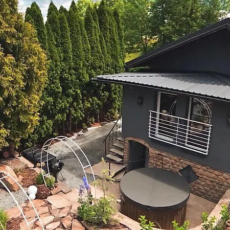 Dom wakacyjny Secret Garden Retreat - Pool & Hot Tub *