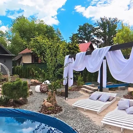 Semesterbostad Secret Garden Retreat - Pool & Hot Tub Drahobudice