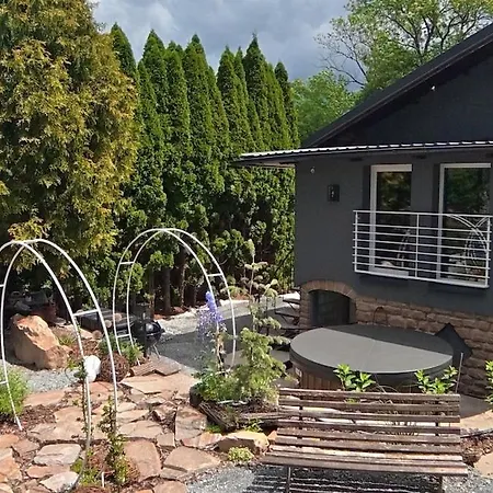 Dom wakacyjny Secret Garden Retreat - Pool & Hot Tub