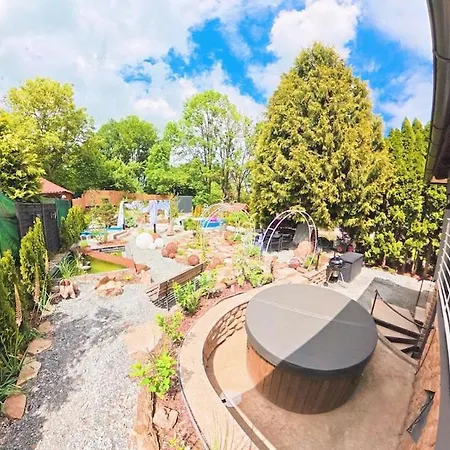 Secret Garden Retreat - Pool & Hot Tub