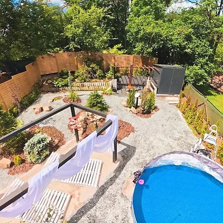 Secret Garden Retreat - Pool & Hot Tub *
