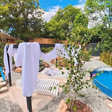 Dom wakacyjny Secret Garden Retreat - Pool & Hot Tub Drahobudice