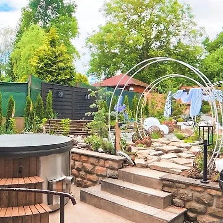 Dom wakacyjny Secret Garden Retreat - Pool & Hot Tub
