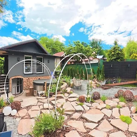 Dom wakacyjny Secret Garden Retreat - Pool & Hot Tub