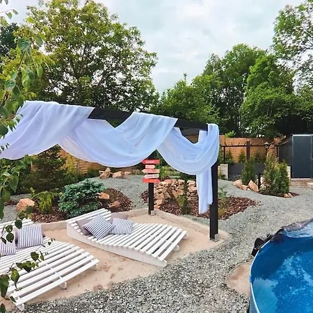 Secret Garden Retreat - Pool & Hot Tub Semesterbostad *
