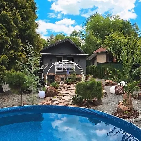 Secret Garden Retreat - Pool & Hot Tub Semesterbostad