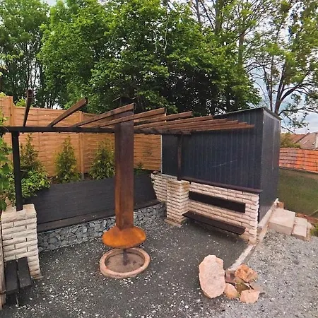 Secret Garden Retreat - Pool & Hot Tub *