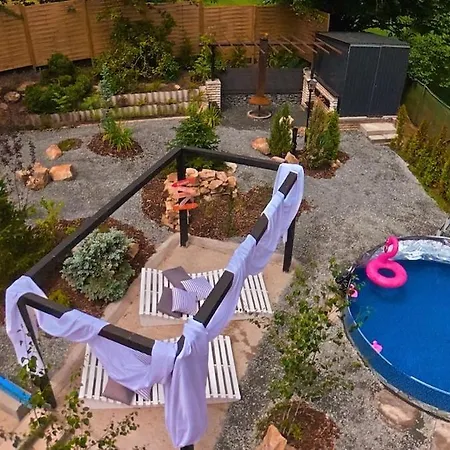 Secret Garden Retreat - Pool & Hot Tub